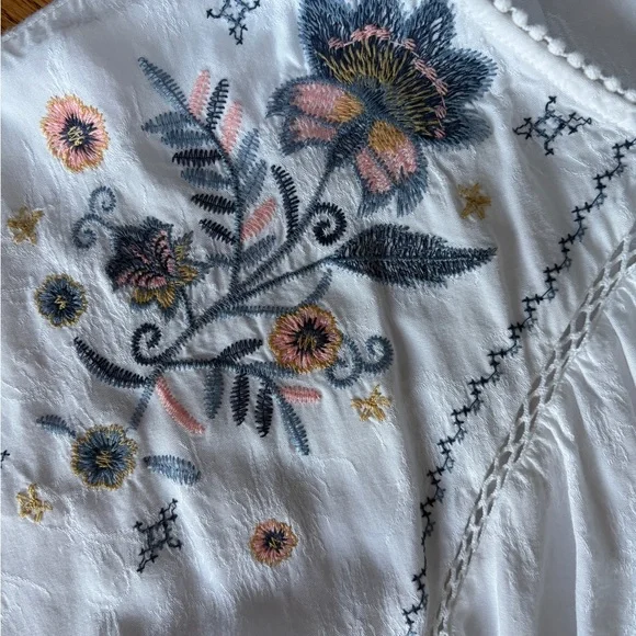 Knox Rose White and Blue Floral Embroidered Top - Picture 6 of 9